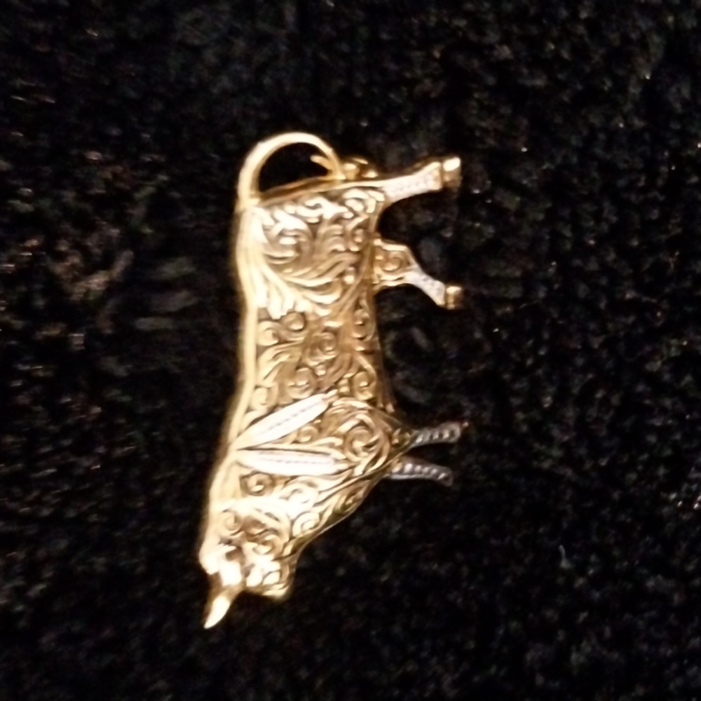 Bull pin gold tone